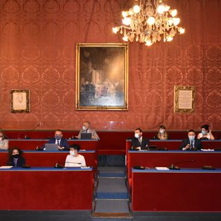 Il ritorno in presenza del Consiglio comunale dura poco: manca il numero legale, lavori sospesi