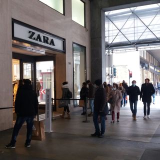 Code nel centro di Torino saldi invernali