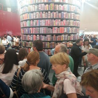 Salone del Libro, il Comune di Torino fa un passo indietro