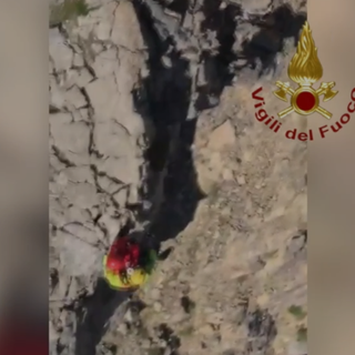 elicottero dei vigili del fuoco in azione in quota