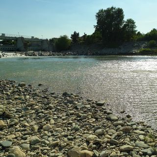 Due ragazzi finiscono nel fiume per recuperare uno zaino: li salvano i vigili del fuoco