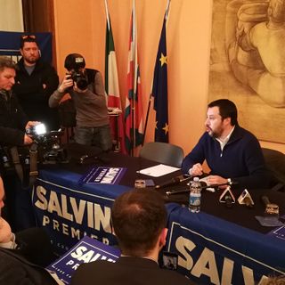 Tensioni a Torino per l'arrivo dei leader della Lega e di Forza Nuova