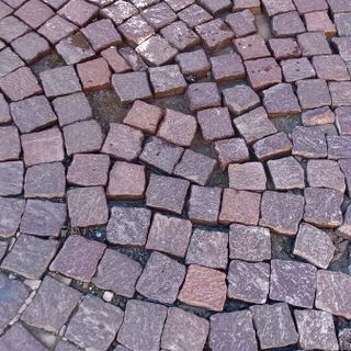 Sampietrini rotti in via Giachino