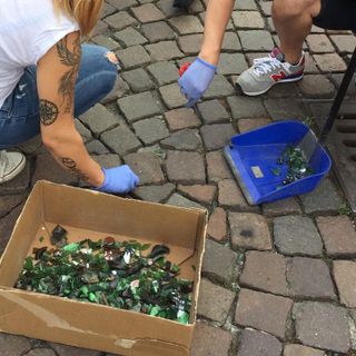 CasaPound ripulisce Piazza San Carlo dai cocci di vetro