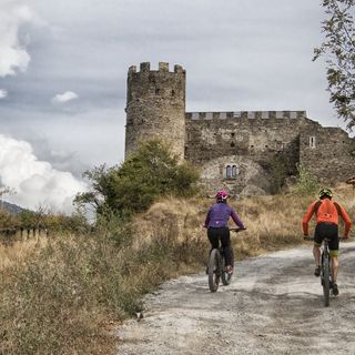 persone in bicicletta in un percorso di montagna