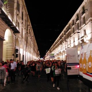 Torino, corteo da Vanchiglia al Municipio contro l'ordinanza della sindaca Appendino (Foto)