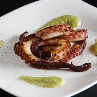 Sapori di Liguria. Polpo arrosticciato con marò di fave (video)