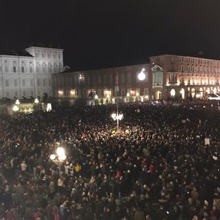 Le Sardine conquistano Torino: in 35mila a cantare Bella Ciao in una piazza Castello strapiena