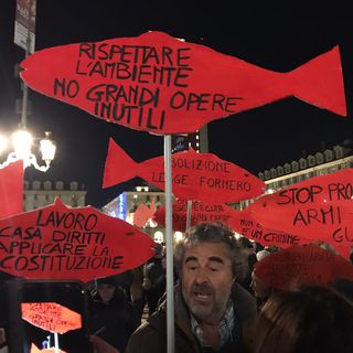foto d'archivio di manifestazione delle sardine a torino