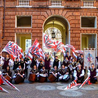 Gli Sbandieratori e Musici di Grugliasco ospiti a Palazzo Cisterna