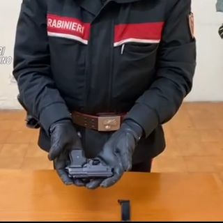 Armato di una pistola scacciacani rapina un passeggero sul treno Fossano-Torino: arrestato