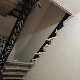 Intera rampa di scale crollata in un condominio di corso Palermo