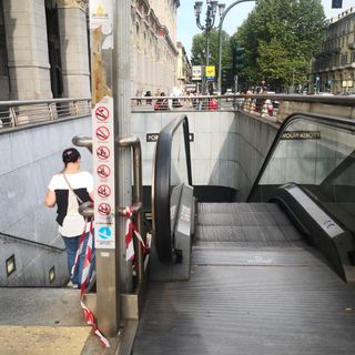 Torna la metro di Torino, ma le scale rimangono “immobili”: nel viaggio tra Fermi e Bengasi 18 sono rotte [FOTO]