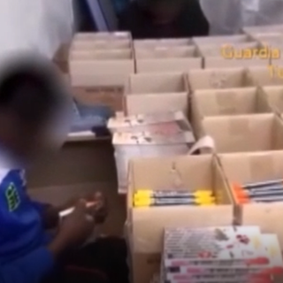 Un lavoratore impegnato a fabbricare pennarelli
