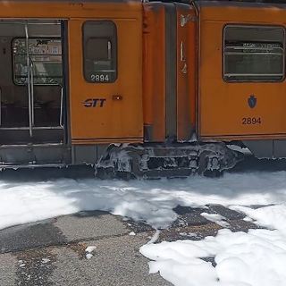 Tram va improvvisamente a fuoco, passeggeri evacuati in tutta fretta