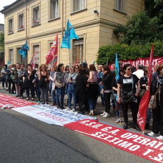 Il re del made in Italy Armani delocalizza: rischio 110 esuberi a Settimo, lavoratori in protesta all'Unione Industriale
