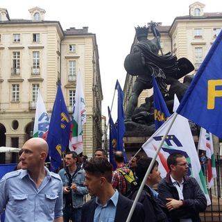 A Torino fermi il 50% di bus e tram, sindacati in protesta sotto il Comune contro esuberi e tagli