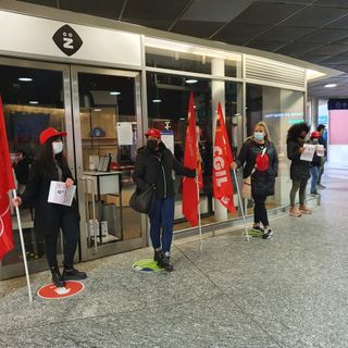 Sciopero a Porta Nuova per i dipendenti Kidiliz: &quot;Nessuna notizia dalla Francia, ci tolgono futuro e dignità&quot; [FOTO]
