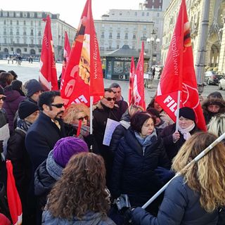 Scuola, lavoratori in piazza contro l'internalizzazione degli appalti di pulizia: &quot;A rischio centinaia di posti di lavoro&quot;