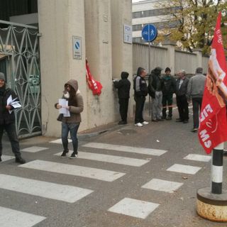 A Mirafiori scioperano gli operai delle pulizie industriali contro i tagli alle ore