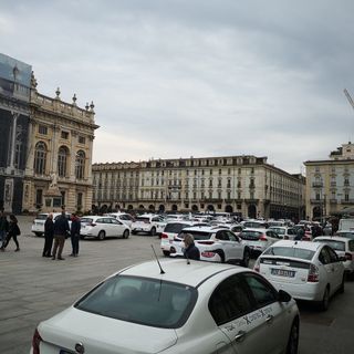Anche a Torino sciopero dei taxi, piazza Castello e del Comune invase dalle auto bianche