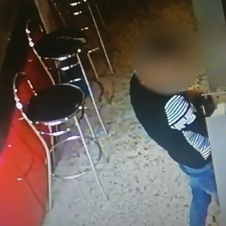 Moncalieri, il finto prete ruba la pensione a due anziani e se la va a giocare alle slot [VIDEO]