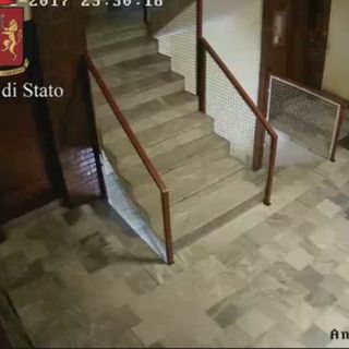 Donna aggredita e scippata nell'androne di casa: il ladro e il complice sono i vicini (VIDEO)