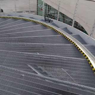 Installata sulla passerella olimpica una corsia-scivolo per le biciclette