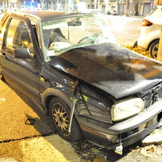 Due auto si scontrano nella notte in largo Francia: fermato un 28enne con un tasso alcolico 4 volte sopra il consentito
