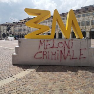 &quot;Meloni criminale&quot;, la scritta contro la premier nel salotto buono di Torino