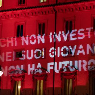 La scritta proiettata alle 18 sulla facciata di Palazzo Chigi