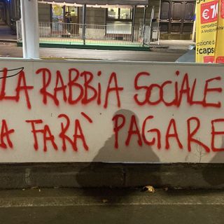 Le scritte lasciate dalla manifestazione anarchica