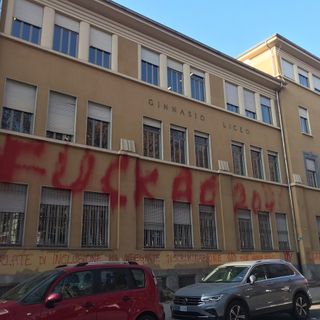 Scritte su scuole e ospedali, sgominata rete No Vax a Torino: 6 denunciati [VIDEO e FOTO]