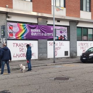 scritte no vax sui muri scritte no vax sui muri