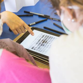 persone che imparano e leggono