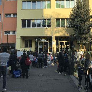 “Costretti a mangiare tra computer e fotocopiatrici”: il racconto dei bimbi della &quot;Manzoni&quot; con il pasto da casa