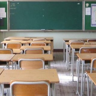 aula di scuola con banchi