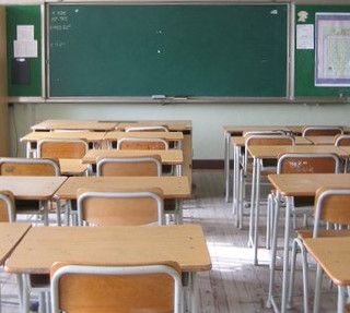 Banchi vuoti scuola