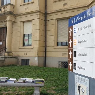 Coronavirus, a Venaria i ragazzi recuperano i propri libri all'esterno della scuola