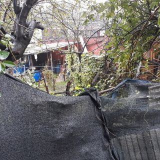 Discarica a cielo aperto vicino alla scuola materna: “Aree verdi abbandonate, strade dissestate. Le istituzioni assenti”