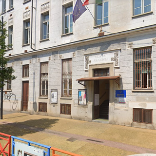 l'ingresso di una scuola con colori per terra