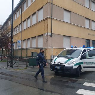 Venaria, bastone ferrato nei pressi della scuola media Lessona: intervengono i vigili con i cani