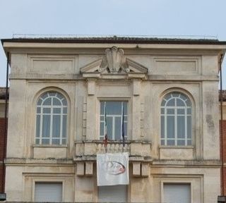 Crolla un controsoffitto alla scuola &quot;Romero&quot; di Rivoli: i ragazzi se ne accorgono in tempo e il pannello finisce su un banco vuoto