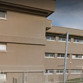 Si toglie la vita nel giardino di una scuola a Grugliasco: lo scoprono alcuni passanti