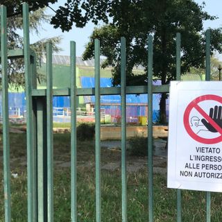 Lamiere anti-intrusione nella scuola occupata di via Tollegno