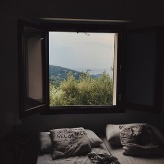 Finestra aperta con camera da letto