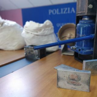 Droga: scoperto a Madonna del Pilone un laboratorio per il taglio e il confezionamento dell'eroina