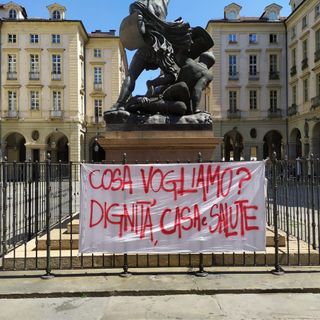 Torino, prosegue il presidio davanti al Comune dei senzatetto “sfrattati” da Piazza D'Armi