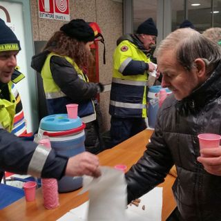 &quot;Cerchiamo di regalare un sorriso, un po' di umanità e un po' di the caldo a chi ha più bisogno e cerca rifugio a Porta Nuova&quot;