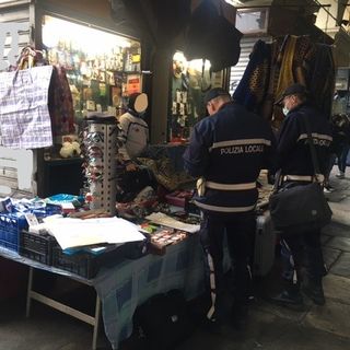 Chiusi quattro chioschi interpilastro sotto i portici di via Nizza, oltre 22 mila euro di sanzioni